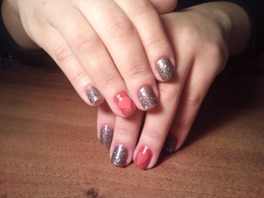 Manikürcü onu mükemmel bir manikürcüye dönüştürdü. Ellerinde cilalı jöle vardı ve müşteri mutluydu.