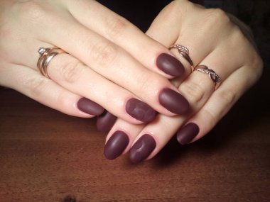 Manikürcü onu mükemmel bir manikürcüye dönüştürdü. Ellerinde cilalı jöle vardı ve müşteri mutluydu.