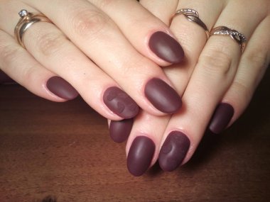 Manikürcü onu mükemmel bir manikürcüye dönüştürdü. Ellerinde cilalı jöle vardı ve müşteri mutluydu.