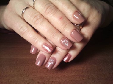 Manikürcü onu mükemmel bir manikürcüye dönüştürdü. Ellerinde cilalı jöle vardı ve müşteri mutluydu.