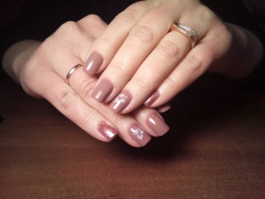 Manikürcü onu mükemmel bir manikürcüye dönüştürdü. Ellerinde cilalı jöle vardı ve müşteri mutluydu.