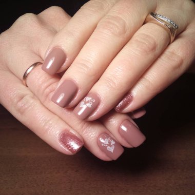 Manikürcü onu mükemmel bir manikürcüye dönüştürdü. Ellerinde cilalı jöle vardı ve müşteri mutluydu.