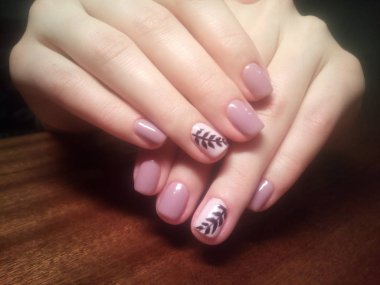 Manikürcü onu mükemmel bir manikürcüye dönüştürdü. Ellerinde cilalı jöle vardı ve müşteri mutluydu.