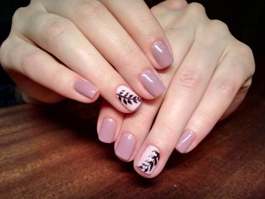 Manikürcü onu mükemmel bir manikürcüye dönüştürdü. Ellerinde cilalı jöle vardı ve müşteri mutluydu.