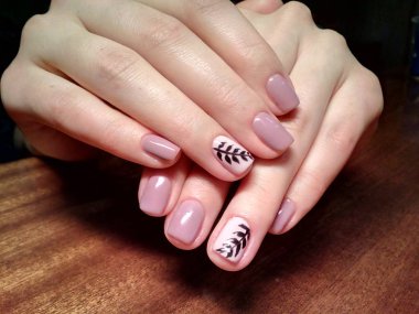 Manikürcü onu mükemmel bir manikürcüye dönüştürdü. Ellerinde cilalı jöle vardı ve müşteri mutluydu.