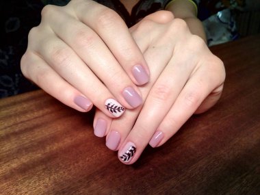 Manikürcü onu mükemmel bir manikürcüye dönüştürdü. Ellerinde cilalı jöle vardı ve müşteri mutluydu.