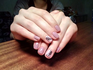 Manikürcü onu mükemmel bir manikürcüye dönüştürdü. Ellerinde cilalı jöle vardı ve müşteri mutluydu.