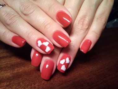 Manikürcü onu mükemmel bir manikürcüye dönüştürdü. Ellerinde cilalı jöle vardı ve müşteri mutluydu.