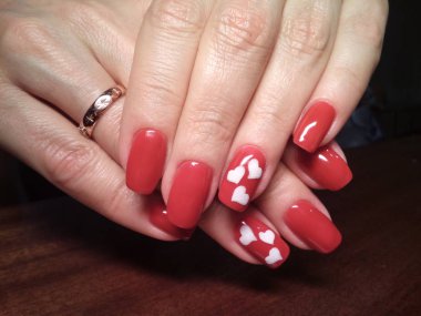 Manikürcü onu mükemmel bir manikürcüye dönüştürdü. Ellerinde cilalı jöle vardı ve müşteri mutluydu.