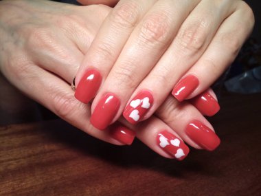 Manikürcü onu mükemmel bir manikürcüye dönüştürdü. Ellerinde cilalı jöle vardı ve müşteri mutluydu.