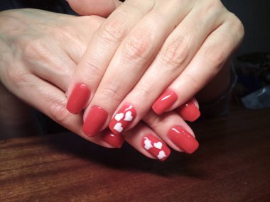 Manikürcü onu mükemmel bir manikürcüye dönüştürdü. Ellerinde cilalı jöle vardı ve müşteri mutluydu.