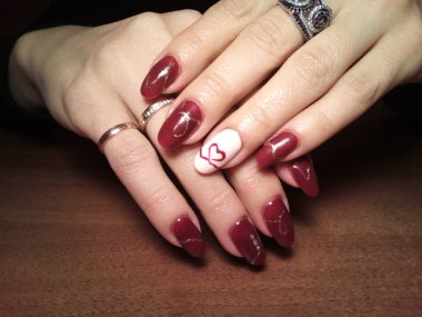 Manikürcü onu mükemmel bir manikürcüye dönüştürdü. Ellerinde cilalı jöle vardı ve müşteri mutluydu.