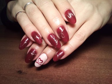 Manikürcü onu mükemmel bir manikürcüye dönüştürdü. Ellerinde cilalı jöle vardı ve müşteri mutluydu.