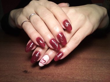 Manikürcü onu mükemmel bir manikürcüye dönüştürdü. Ellerinde cilalı jöle vardı ve müşteri mutluydu.