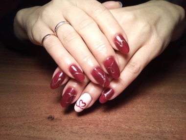 Manikürcü onu mükemmel bir manikürcüye dönüştürdü. Ellerinde cilalı jöle vardı ve müşteri mutluydu.