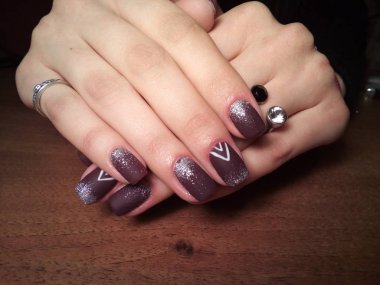 Manikürcü onu mükemmel bir manikürcüye dönüştürdü. Ellerinde cilalı jöle vardı ve müşteri mutluydu.