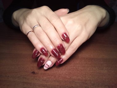 Manikürcü onu mükemmel bir manikürcüye dönüştürdü. Ellerinde cilalı jöle vardı ve müşteri mutluydu.