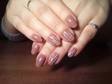 Manikürcü onu mükemmel bir manikürcüye dönüştürdü. Ellerinde cilalı jöle vardı ve müşteri mutluydu.