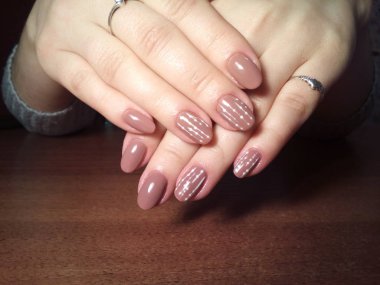 Manikürcü onu mükemmel bir manikürcüye dönüştürdü. Ellerinde cilalı jöle vardı ve müşteri mutluydu.