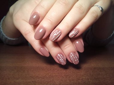 Manikürcü onu mükemmel bir manikürcüye dönüştürdü. Ellerinde cilalı jöle vardı ve müşteri mutluydu.