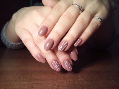 Manikürcü onu mükemmel bir manikürcüye dönüştürdü. Ellerinde cilalı jöle vardı ve müşteri mutluydu.