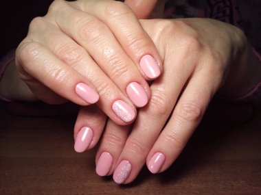 Manikürcü onu mükemmel bir manikürcüye dönüştürdü. Ellerinde cilalı jöle vardı ve müşteri mutluydu.