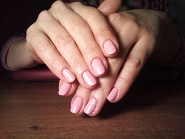Manikürcü onu mükemmel bir manikürcüye dönüştürdü. Ellerinde cilalı jöle vardı ve müşteri mutluydu.