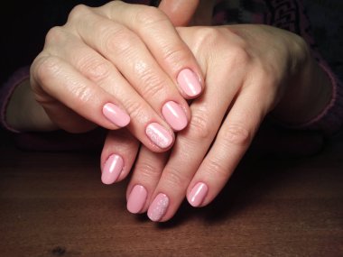Manikürcü onu mükemmel bir manikürcüye dönüştürdü. Ellerinde cilalı jöle vardı ve müşteri mutluydu.