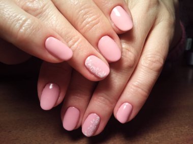 Manikürcü onu mükemmel bir manikürcüye dönüştürdü. Ellerinde cilalı jöle vardı ve müşteri mutluydu.