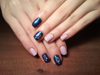 Manikürcü onu mükemmel bir manikürcüye dönüştürdü. Ellerinde cilalı jöle vardı ve müşteri mutluydu.