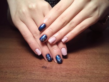 Manikürcü onu mükemmel bir manikürcüye dönüştürdü. Ellerinde cilalı jöle vardı ve müşteri mutluydu.