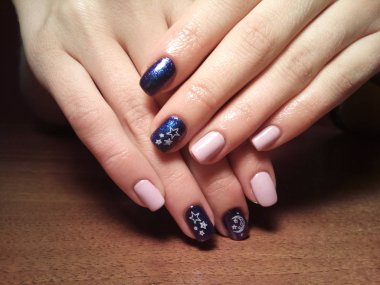 Manikürcü onu mükemmel bir manikürcüye dönüştürdü. Ellerinde cilalı jöle vardı ve müşteri mutluydu.