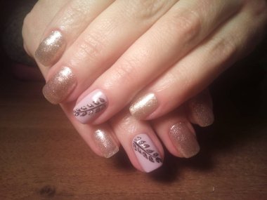 Manikürcü onu mükemmel bir manikürcüye dönüştürdü. Ellerinde cilalı jöle vardı ve müşteri mutluydu.