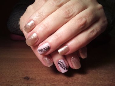 Manikürcü onu mükemmel bir manikürcüye dönüştürdü. Ellerinde cilalı jöle vardı ve müşteri mutluydu.