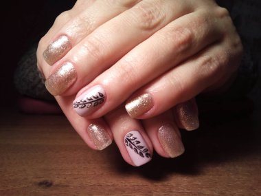 Manikürcü onu mükemmel bir manikürcüye dönüştürdü. Ellerinde cilalı jöle vardı ve müşteri mutluydu.