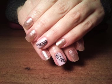 Manikürcü onu mükemmel bir manikürcüye dönüştürdü. Ellerinde cilalı jöle vardı ve müşteri mutluydu.