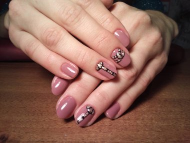 Manikürcü onu mükemmel bir manikürcüye dönüştürdü. Ellerinde cilalı jöle vardı ve müşteri mutluydu.