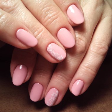 Manikürcü onu mükemmel bir manikürcüye dönüştürdü. Ellerinde cilalı jöle vardı ve müşteri mutluydu.