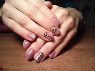 Manikürcü onu mükemmel bir manikürcüye dönüştürdü. Ellerinde cilalı jöle vardı ve müşteri mutluydu.