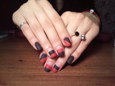 Manikürcü onu mükemmel bir manikürcüye dönüştürdü. Ellerinde cilalı jöle vardı ve müşteri mutluydu.