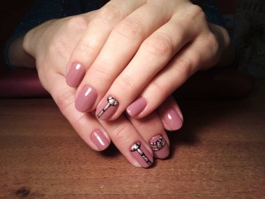 Manikürcü onu mükemmel bir manikürcüye dönüştürdü. Ellerinde cilalı jöle vardı ve müşteri mutluydu.