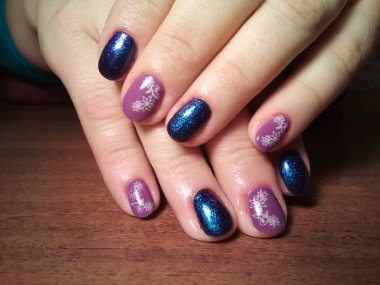 Manikürcü onu mükemmel bir manikürcüye dönüştürdü. Ellerinde cilalı jöle vardı ve müşteri mutluydu.