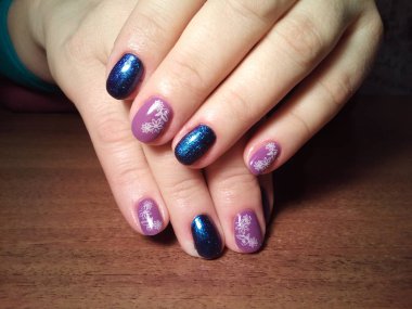 Manikürcü onu mükemmel bir manikürcüye dönüştürdü. Ellerinde cilalı jöle vardı ve müşteri mutluydu.