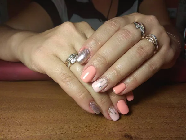 Manikürcü onu mükemmel bir manikürcüye dönüştürdü. Ellerinde cilalı jöle vardı ve müşteri mutluydu.