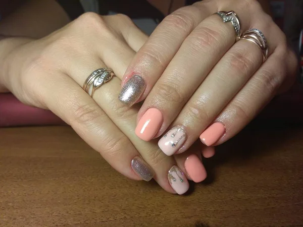 Manikürcü onu mükemmel bir manikürcüye dönüştürdü. Ellerinde cilalı jöle vardı ve müşteri mutluydu.