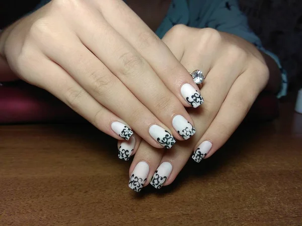 Manikürcü onu mükemmel bir manikürcüye dönüştürdü. Ellerinde cilalı jöle vardı ve müşteri mutluydu.