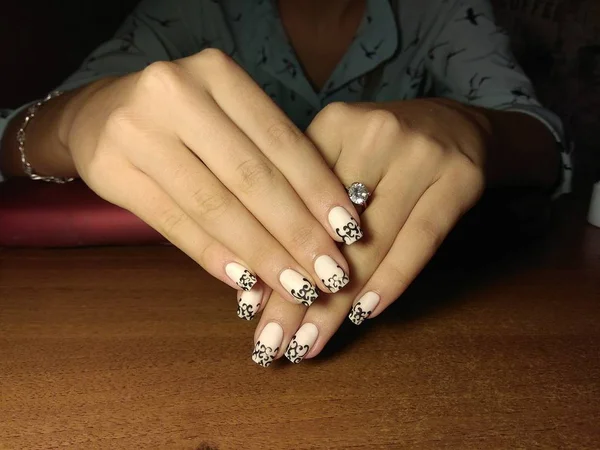 Manikürcü onu mükemmel bir manikürcüye dönüştürdü. Ellerinde cilalı jöle vardı ve müşteri mutluydu.