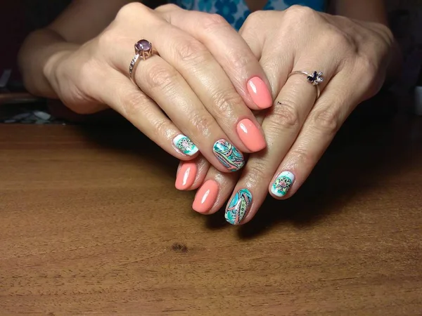 Manikürcü onu mükemmel bir manikürcüye dönüştürdü. Ellerinde cilalı jöle vardı ve müşteri mutluydu.