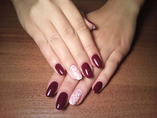 Manicurista Hizo Excelentemente Trabajo Una Hermosa Manicura Con Gel Polaco — Foto de Stock