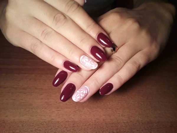 Manikürcü onu mükemmel bir manikürcüye dönüştürdü. Ellerinde cilalı jöle vardı ve müşteri mutluydu.